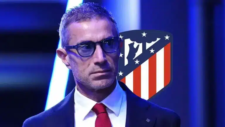 Andrea Berta, con traje oscuro y corbata roja, ante el escudo del Atlético de Madrid en una composición
