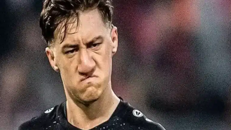 Angelo Stiller, con gesto contrariado, durante un partido con la camiseta negra del Stuttgart