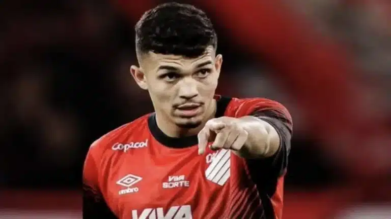 Arthur Dias, con la camiseta del Athletico Paranaense, señala hacia adelante durante un partido