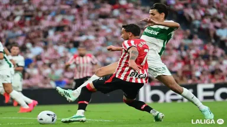 Un jugador del Elche pelea un balón aéreo con un rival del Athletic en San Mamés