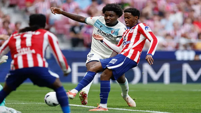 Un jugador de Osasuna dispara ante la presión de dos futbolistas del Atlético de Madrid en el Metropolitano