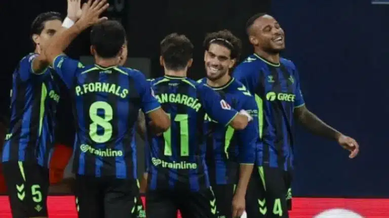 Bartra, Fornals, Fran García y Natan celebran juntos un gol del Real Betis