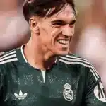 Carlos Espí celebra un gol con el Real Madrid, con la segunda equipación verde y el puño en alto