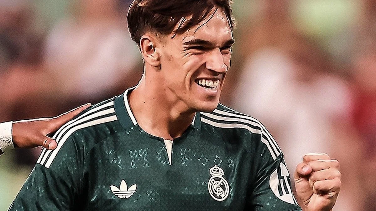 Carlos Espí celebra un gol con el Real Madrid, con la segunda equipación verde y el puño en alto