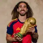 Marc Cucurella sonríe con la camiseta de España y levanta la Copa del Mundo en una sesión de estudio