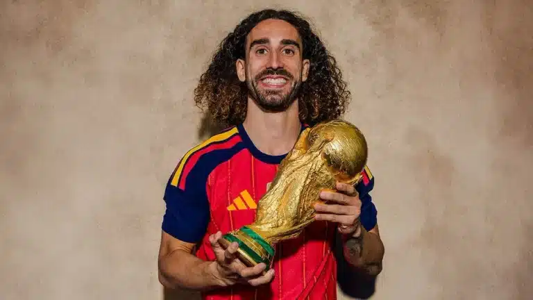 Marc Cucurella sonríe con la camiseta de España y levanta la Copa del Mundo en una sesión de estudio