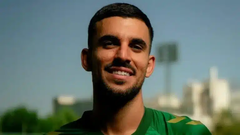Dani Ceballos sonríe con la camiseta verde del Betis en una foto al aire libre