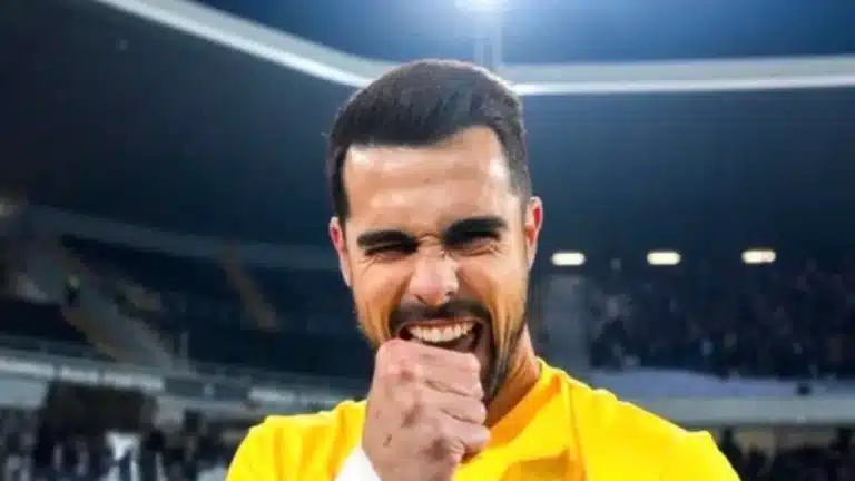 Diogo Costa celebra con el puño en alto vestido con la camiseta amarilla del Oporto