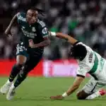 Yan Diomande conduce el balón y esquiva el agarrón de Roy Revivo, del Elche, en un partido de LaLiga