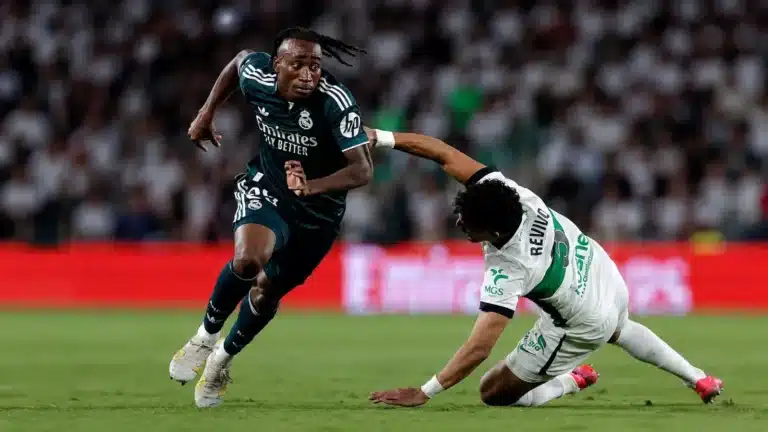 Yan Diomande conduce el balón y esquiva el agarrón de Roy Revivo, del Elche, en un partido de LaLiga