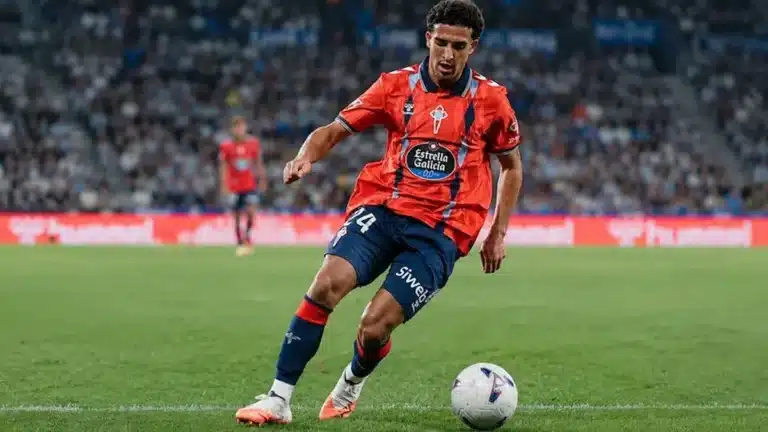 Couhaib Driouech con el dorsal 24 del Celta conduce el balón en el césped de Anoeta en su debut oficial con el club