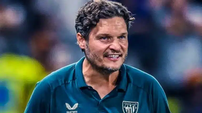Edin Terzic, entrenador del Athletic Club, sonríe con la camiseta rojiblanca antes de un partido