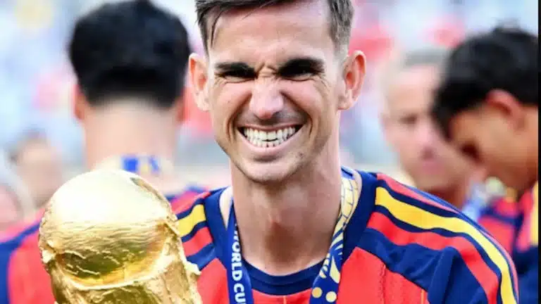 Fabián Ruiz sostiene la Copa del Mundo tras ganar con España en 2026