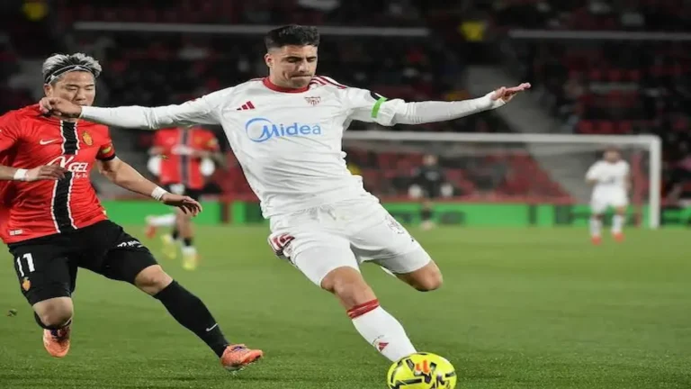 Fabio Cardoso conduce el balón ante un rival en un partido del Sevilla