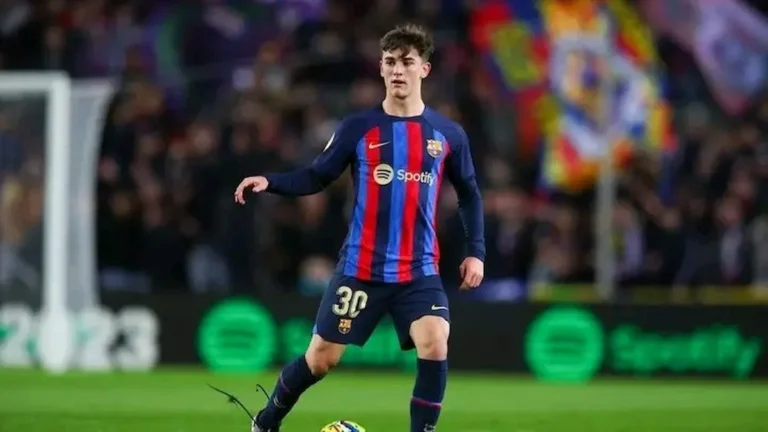 Gavi conduce el balón durante un partido con la camiseta del Barcelona en el Spotify Camp Nou