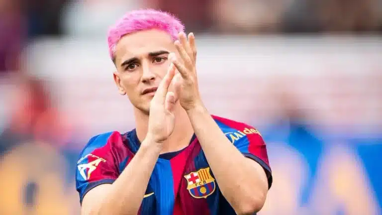 Gavi, centrocampista del FC Barcelona, aplaudiendo al público con el pelo teñido de rosa durante un partido de LaLiga