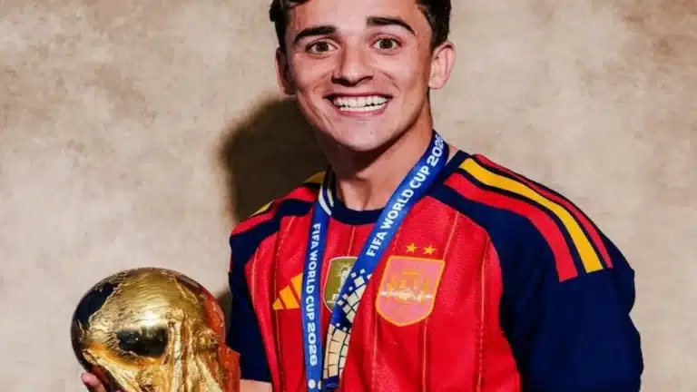 Gavi sonríe con la Copa del Mundo en brazos, con la camiseta y la medalla de campeón de España en 2026