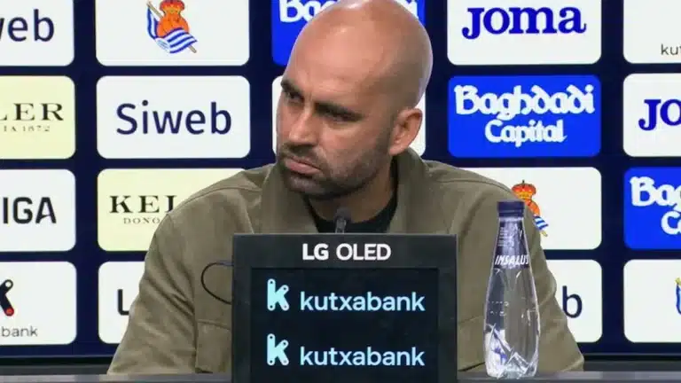 Claudio Giráldez, con chaqueta verde, responde en la sala de prensa de la Real Sociedad tras el partido
