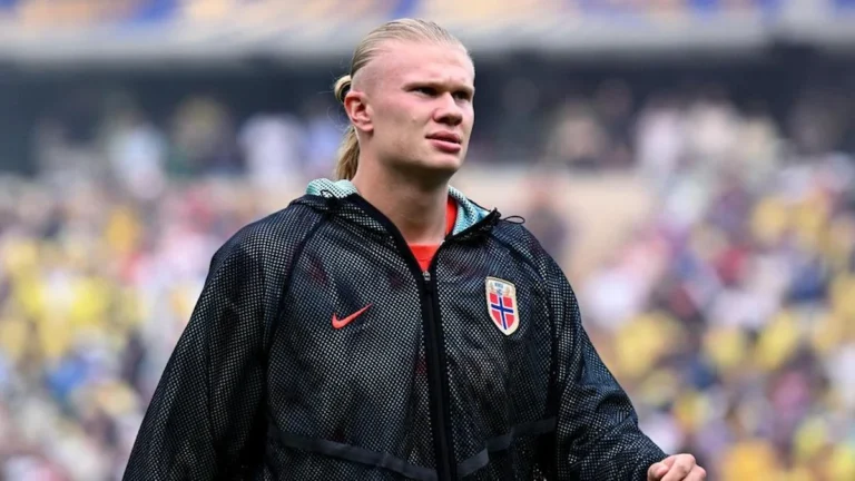 Erling Haaland con la selección de Noruega mirando al frente sobre el césped antes de un partido