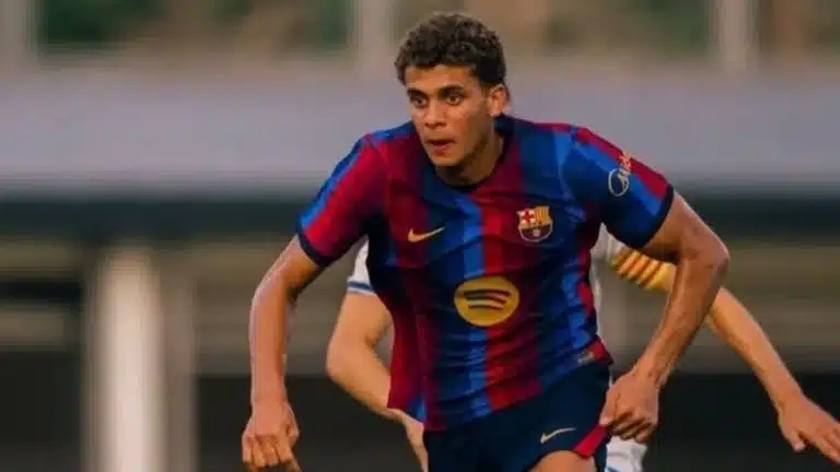 Hamza Abdelkarim conduce el balón con la camiseta del Barcelona ante un rival de blanco en un partido