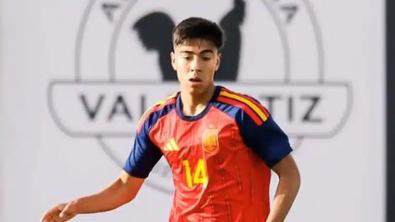 Holmes Junior, con la camiseta roja de España y el dorsal 14, en una concentración de la selección