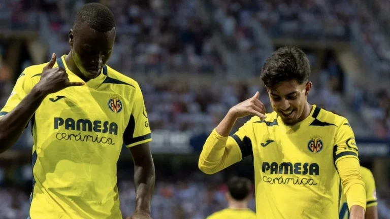 Ilias Akhomach y un compañero del Villarreal celebran un gol ante el Málaga con el gesto del teléfono