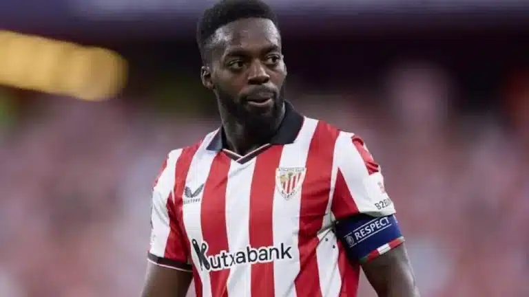 Iñaki Williams, capitán del Athletic Club, con el brazalete y la camiseta rojiblanca