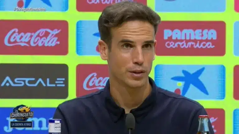 Iñigo Pérez, con gesto serio, atendiendo a los medios en la sala de prensa del Villarreal