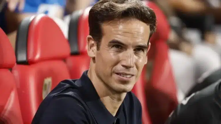 Íñigo Pérez, entrenador del Villarreal CF, en la zona técnica durante un partido