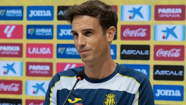 Iñigo Pérez, con ropa de entrenamiento del Villarreal, atiende a los medios ante el panel de patrocinadores