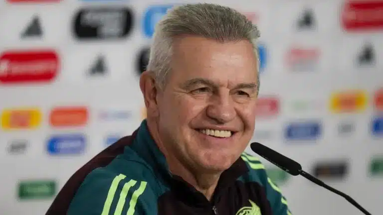 Javier Aguirre sonríe ante un micrófono en una rueda de prensa con el chándal de la selección de México