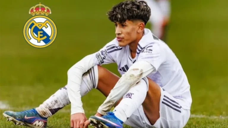 JJ Gabriel sentado en el césped con las rodillas embarradas y el escudo del Real Madrid superpuesto