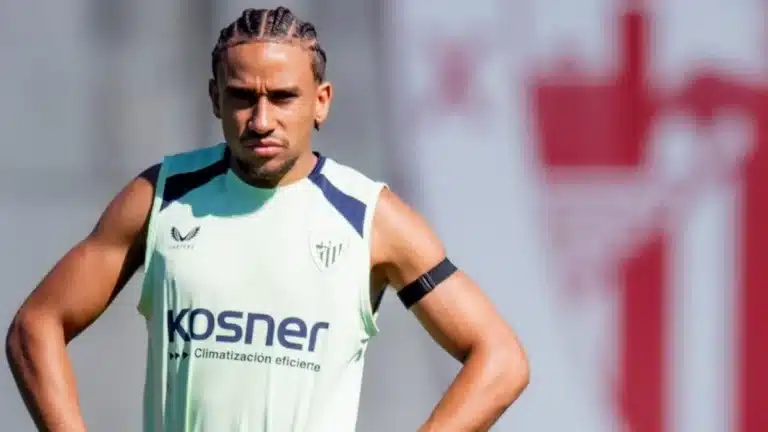 Johaneko, con peto de entrenamiento del Athletic Club y las manos en la cintura, durante una sesión