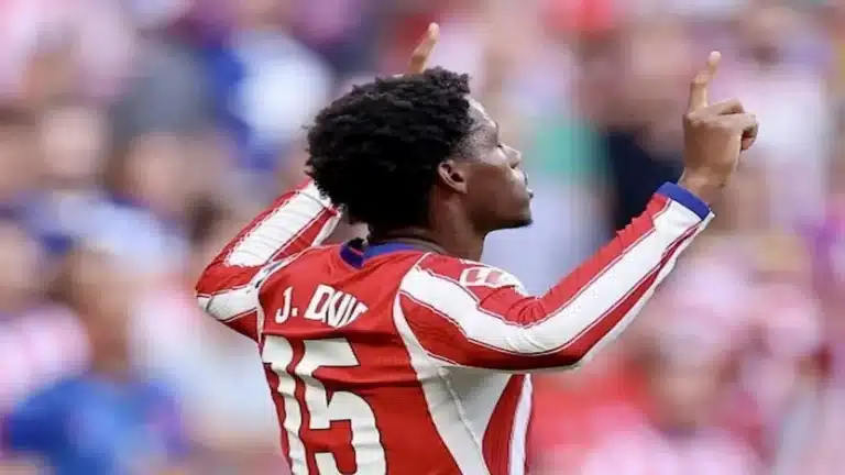 Jonathan David señala al cielo mientras celebra un gol con la camiseta del Atlético de Madrid
