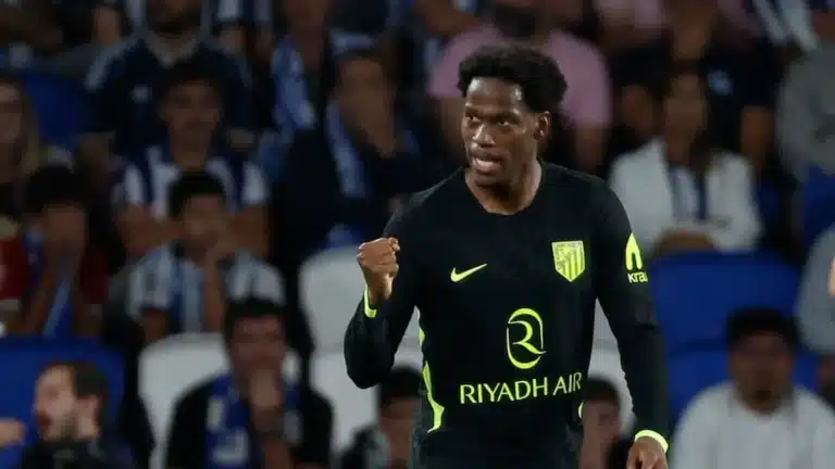 Jonathan David celebra con el puño en alto tras marcar con el Atlético de Madrid