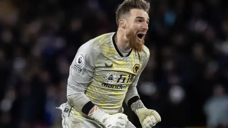 José Sá celebra efusivo con los puños apretados vistiendo la equipación gris de Wolverhampton Wanderers