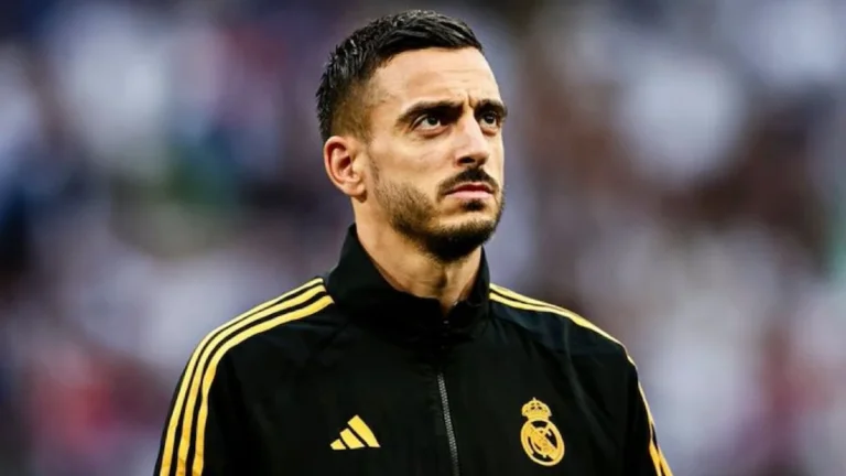 Joselu, serio y con la mirada al frente, con chaqueta negra de entrenamiento del Real Madrid con franjas amarillas