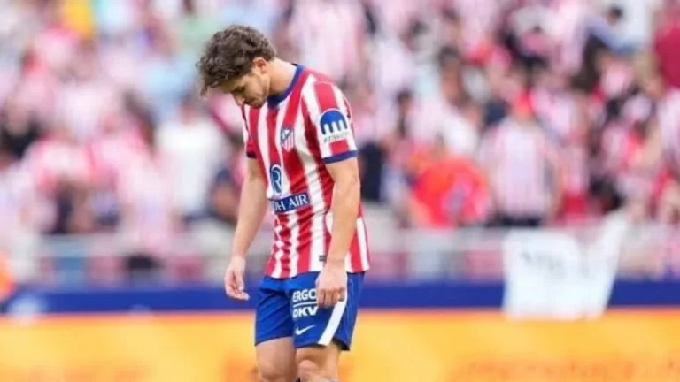 Julián Álvarez cabizbajo con la camiseta del Atlético de Madrid en un partido