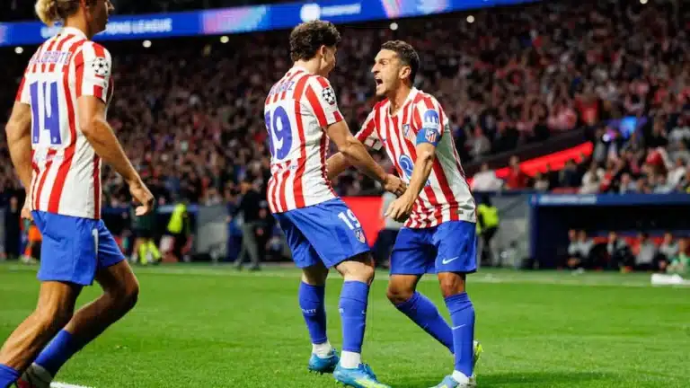 Julián Álvarez celebra un gol con Koke y Marcos Llorente en un partido de Champions League del Atlético