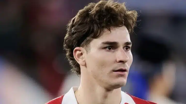 Julián Álvarez, con la camiseta del Atlético de Madrid, con gesto serio durante un partido