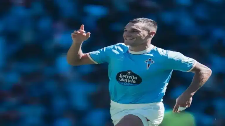 Ferran Jutglà celebra un gol corriendo con la camiseta celeste del Celta y la grada de Balaídos desenfocada al fondo