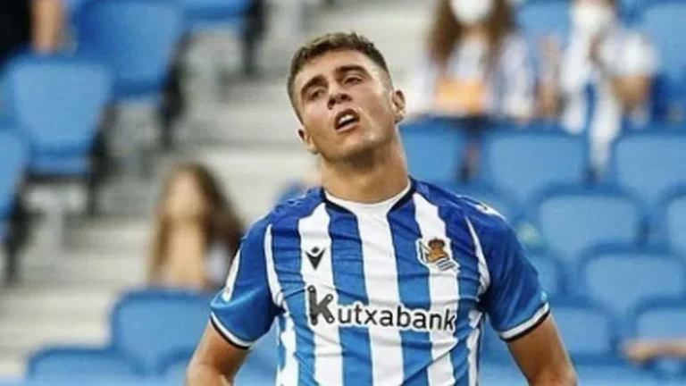 Jon Karrikaburu echa la cabeza atrás y se lamenta con la camiseta de la Real Sociedad durante un partido