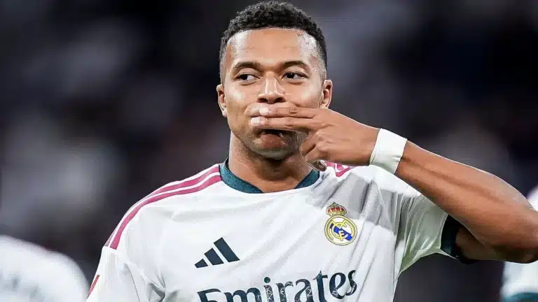 Kylian Mbappé se lleva la mano a la boca en gesto de celebración con la camiseta del Real Madrid