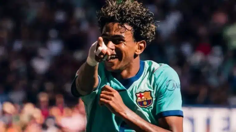 Lamine Yamal sonríe y señala con el dedo al celebrar un gol con la nueva camiseta turquesa del Barcelona