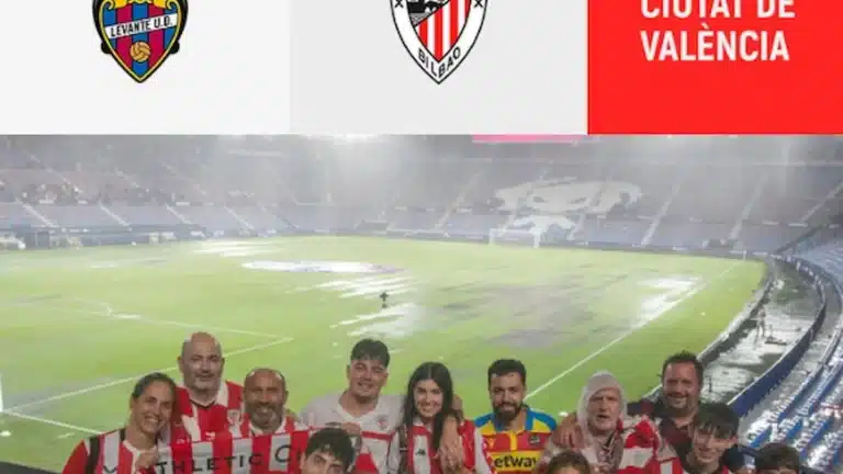 Gráfico con los escudos del Levante UD y el Athletic Club y el rótulo Ciutat de València, sobre una foto del césped anegado con aficionados rojiblancos