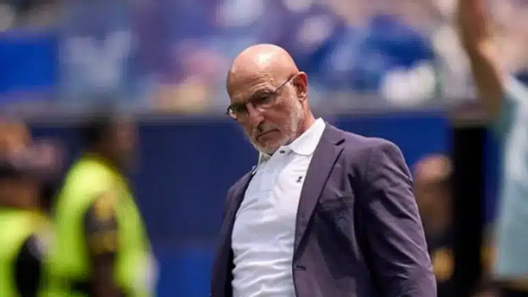 Luis de la Fuente con gesto serio en el banquillo durante un partido de España