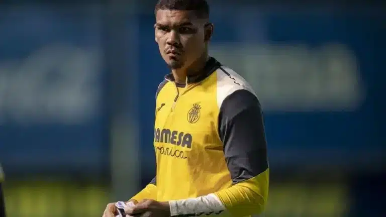 Luiz Júnior, con la sudadera amarilla de entrenamiento del Villarreal, sujeta los guantes sobre el césped