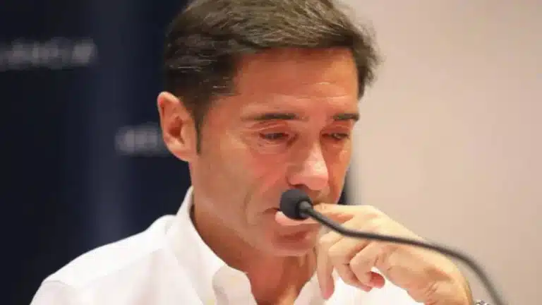 Marcelino García Toral, visiblemente emocionado, atiende a los medios en la sala de prensa de Valencia CF