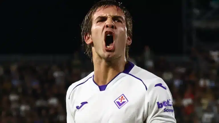 Franco Mastantuono grita eufórico con la camiseta de la Fiorentina en un partido nocturno