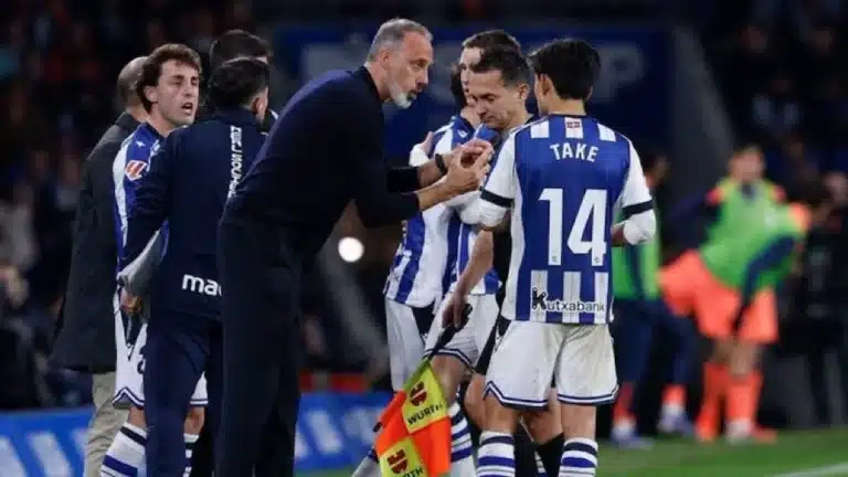 Pellegrino Matarazzo da instrucciones a Take Kubo durante un partido de la Real Sociedad